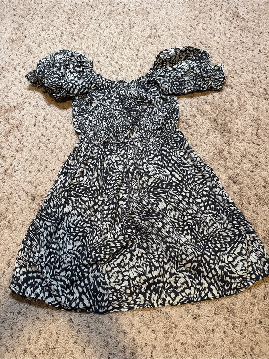 H&M Dresses & Skirts - H&M Black and White Puff Sleeve Smocked Waist Casual Dress
